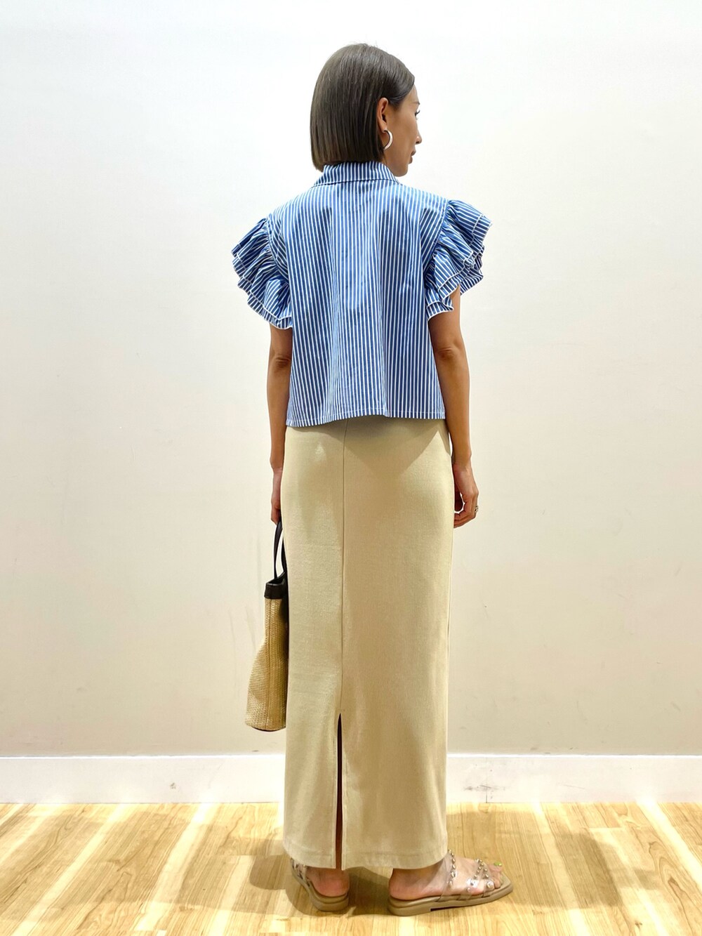 その他のシャツ/ブラウス、グレー系のスカート、ベージュ系のサンダルを着用したレディースの夏コーディネートの3枚目の写真