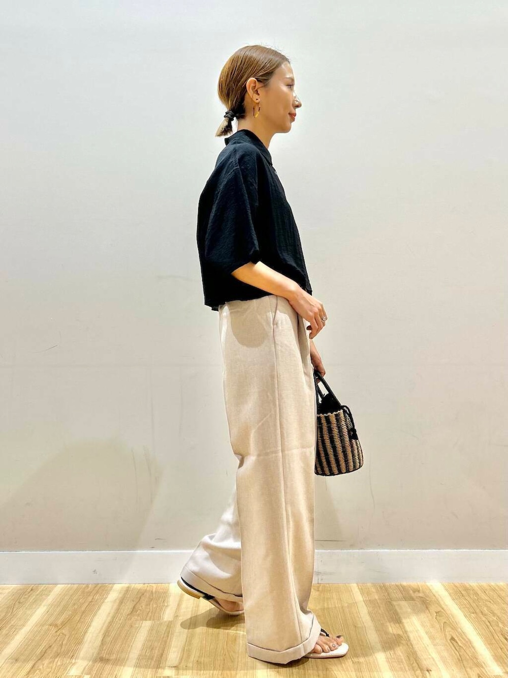 ブラック系のハンドバッグ、ブラック系のサンダル、ブラック系のシャツ/ブラウスを着用したレディースの夏コーディネートの4枚目の写真