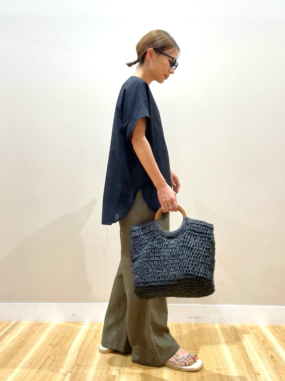 ブラック系のシャツ/ブラウス、ブラウン系のその他パンツを着用したレディースの夏コーディネートの4枚目の写真