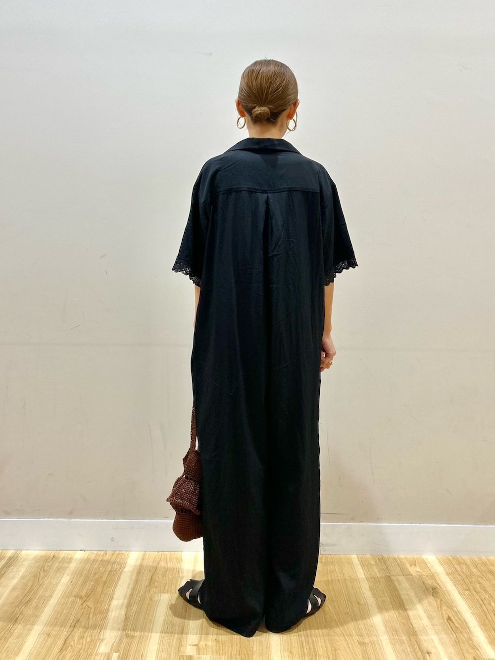 ブラック系のその他パンツ、ブラウン系のショルダーバッグ、ブラック系のサンダルを着用したレディースの夏コーディネートの7枚目の写真