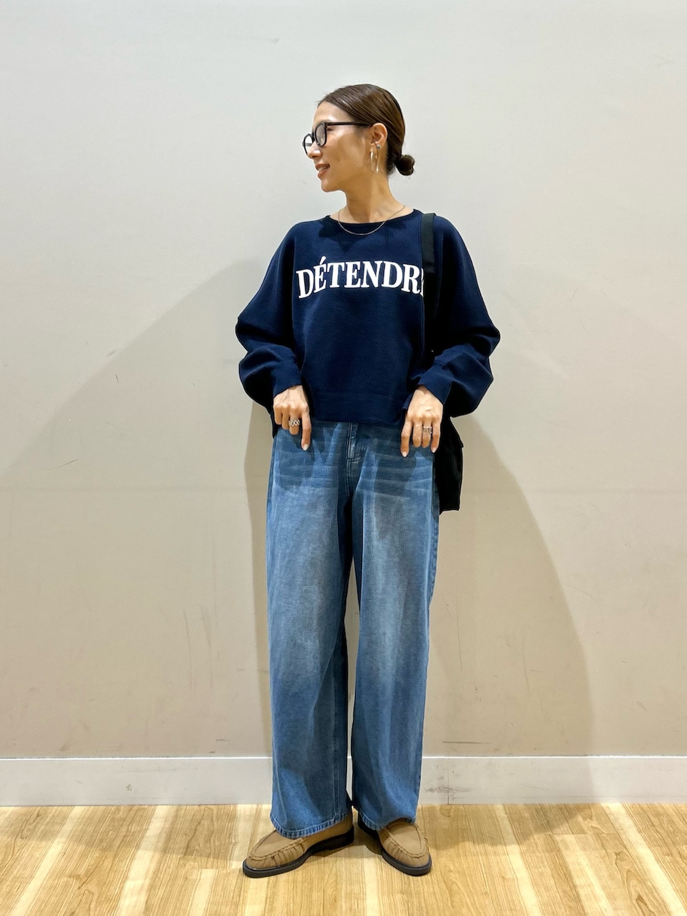 ブラウン系のブルゾン、ブルー系のニット/セーター、ブルー系のその他パンツを着用したレディースの秋コーディネートの4枚目の写真