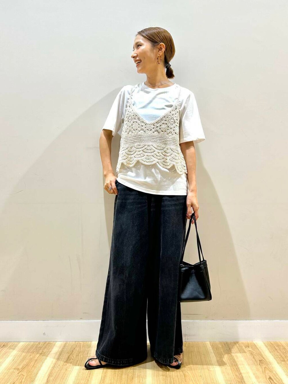ブラック系のデニムパンツ、ベージュ系のTシャツ/カットソーを着用したレディースの夏コーディネートの5枚目の写真