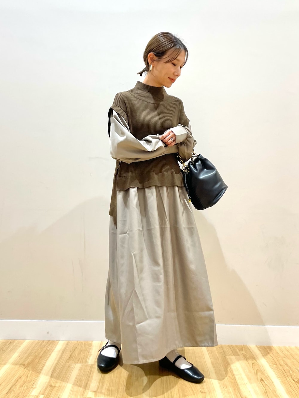 ブラウン系のワンピースを着用したレディースの秋コーディネートの6枚目の写真