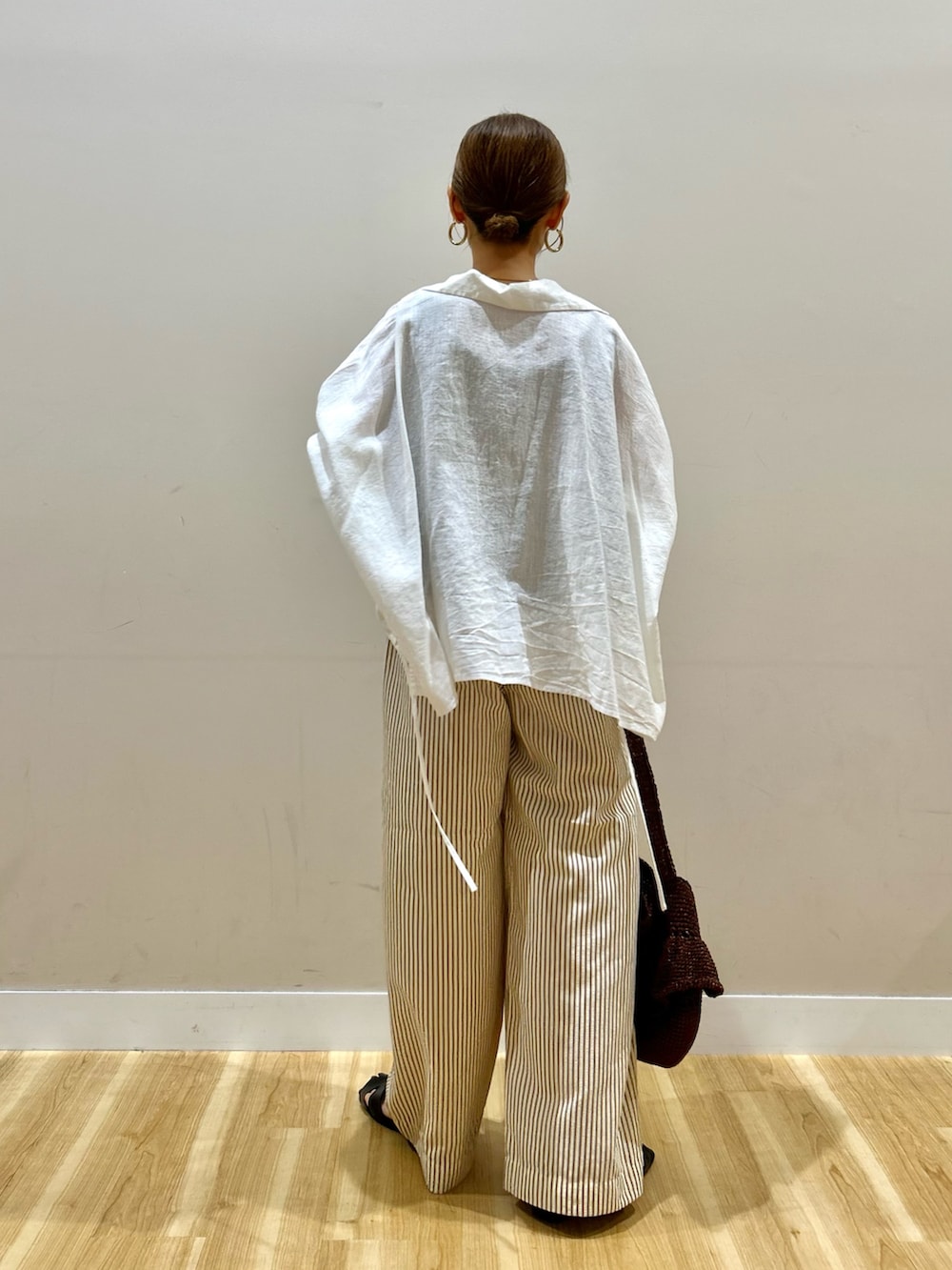 ホワイト系のシャツ/ブラウス、ブラウン系のその他パンツ、ブラウン系のニット/セーターを着用したレディースの夏コーディネートの3枚目の写真