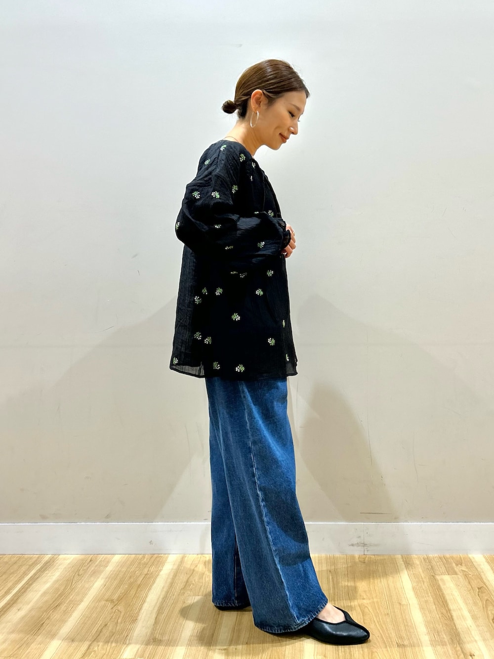 ブラック系のシャツ/ブラウス、ブルー系のデニムパンツ、ブラウン系のショルダーバッグを着用したレディースの春コーディネートの2枚目の写真