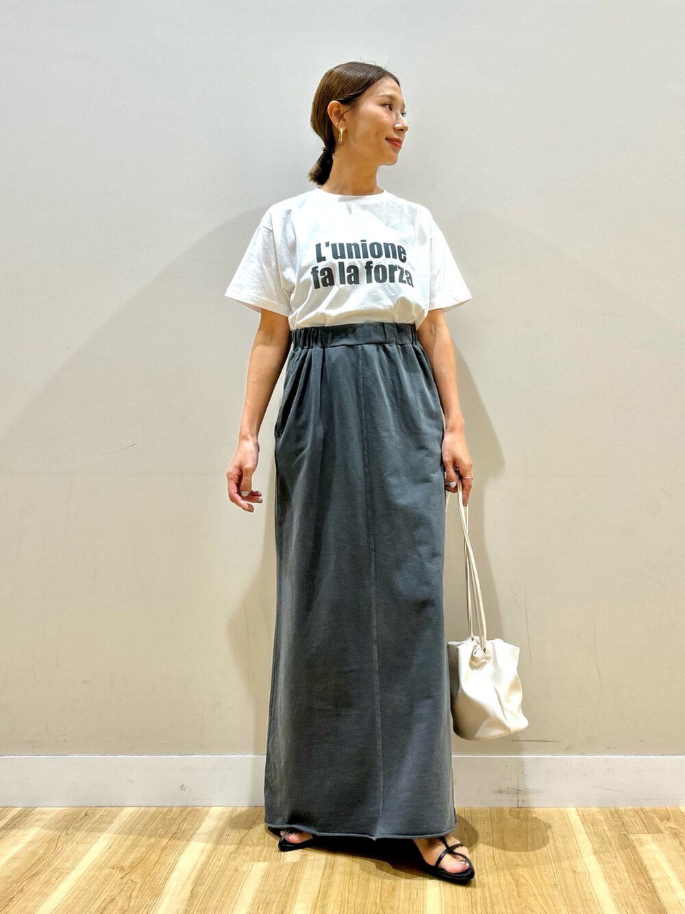 グレー系のその他アウター、ホワイト系のTシャツ/カットソー、ブラック系のスカートを着用したレディースの秋コーディネートの4枚目の写真