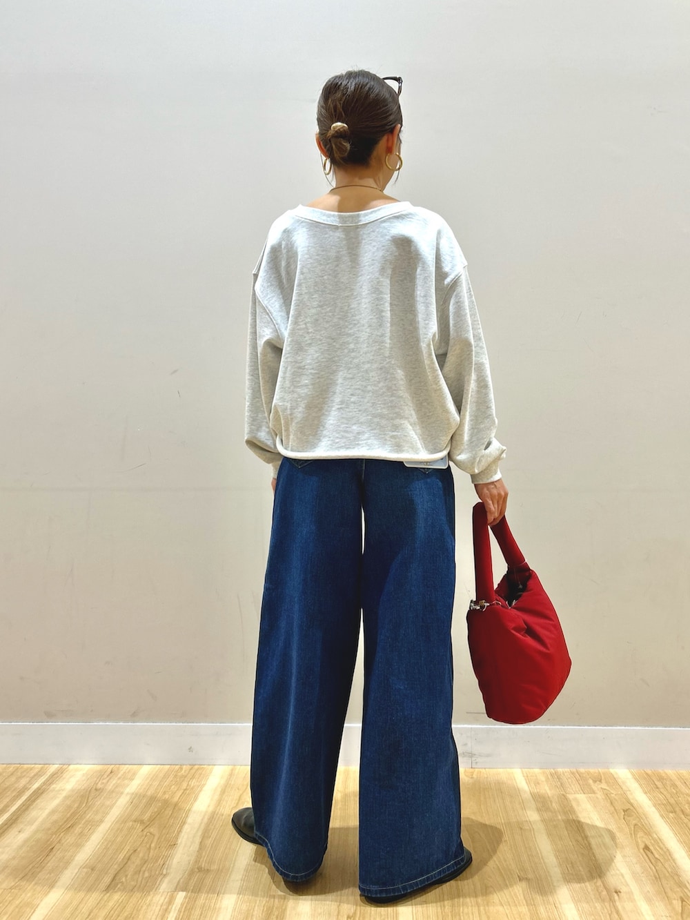 ホワイト系のカーディガン/ボレロ、グレー系のスウェット、ブルー系のデニムパンツを着用したレディースの春コーディネートの7枚目の写真