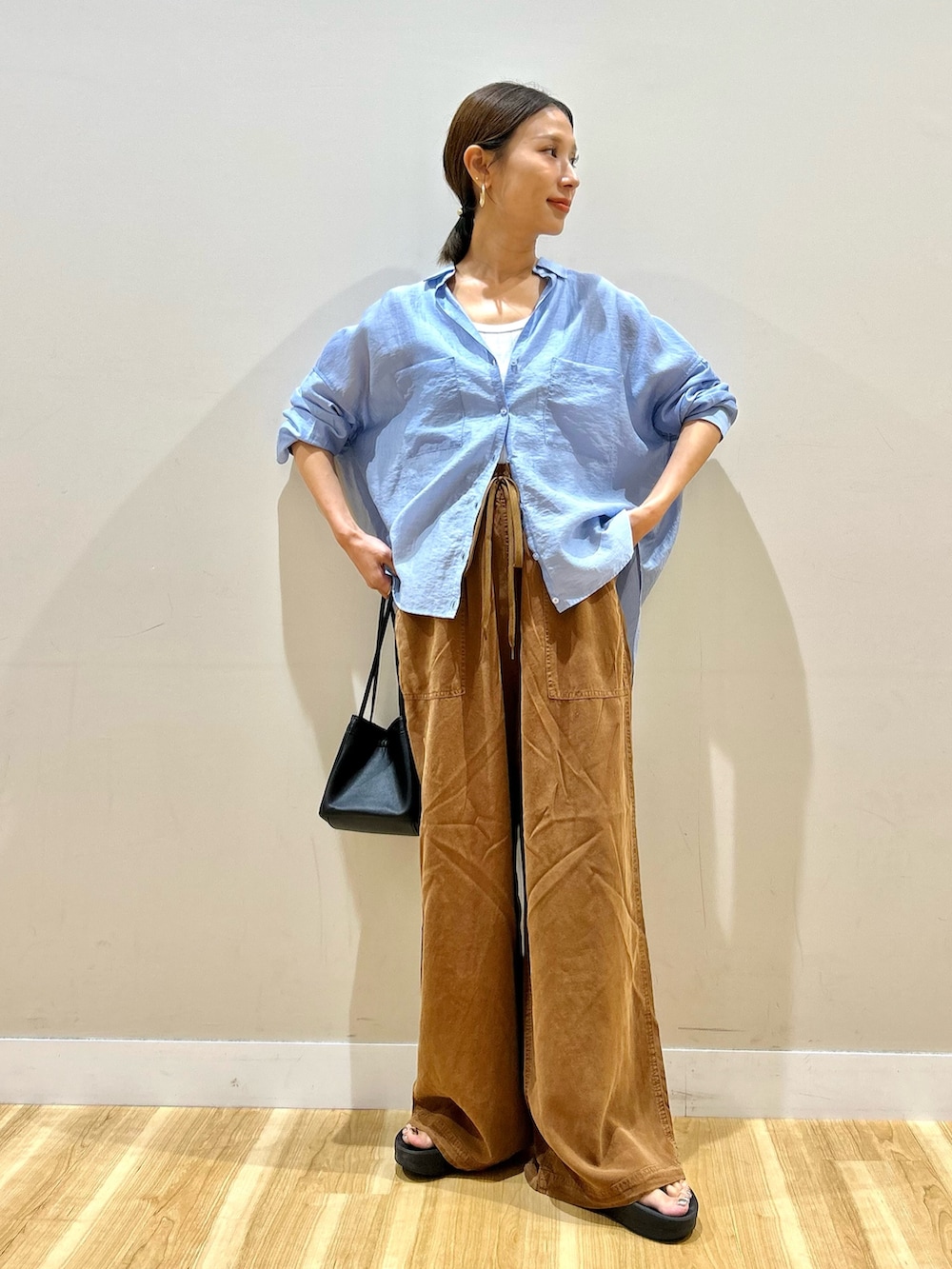 ブルー系のシャツ/ブラウス、ホワイト系のタンクトップ、ブラウン系のその他パンツを着用したレディースの夏コーディネートの5枚目の写真