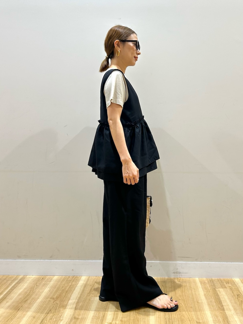 ブラック系のつなぎ/オールインワン、ベージュ系のTシャツ/カットソー、ブラック系のかごバッグを着用したレディースの夏コーディネートの2枚目の写真
