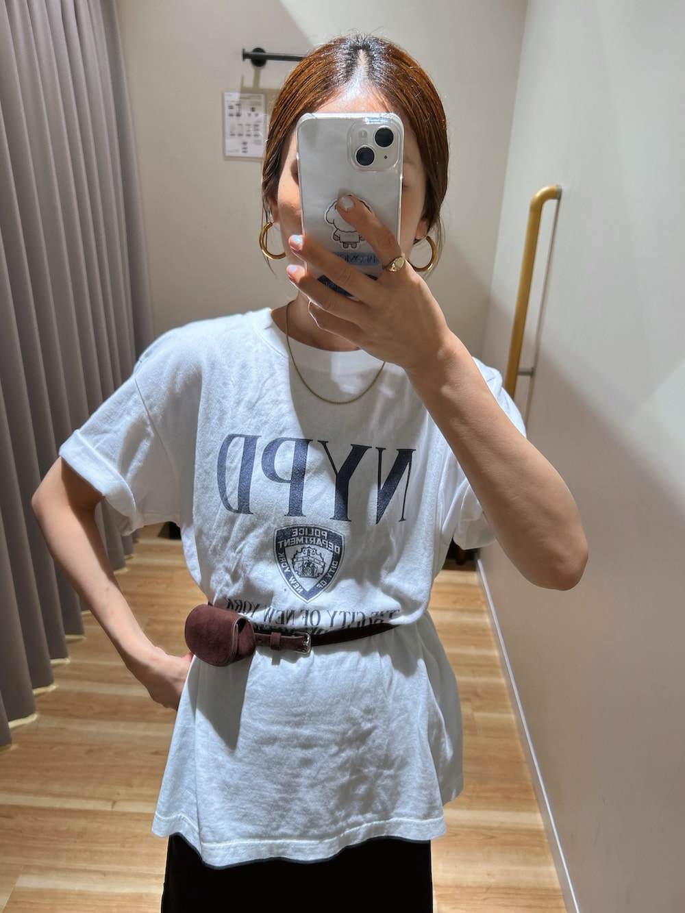 ホワイト系のTシャツ/カットソー、ブラック系のスカート、ブラウン系のベルトを着用したレディースの夏コーディネートの2枚目の写真