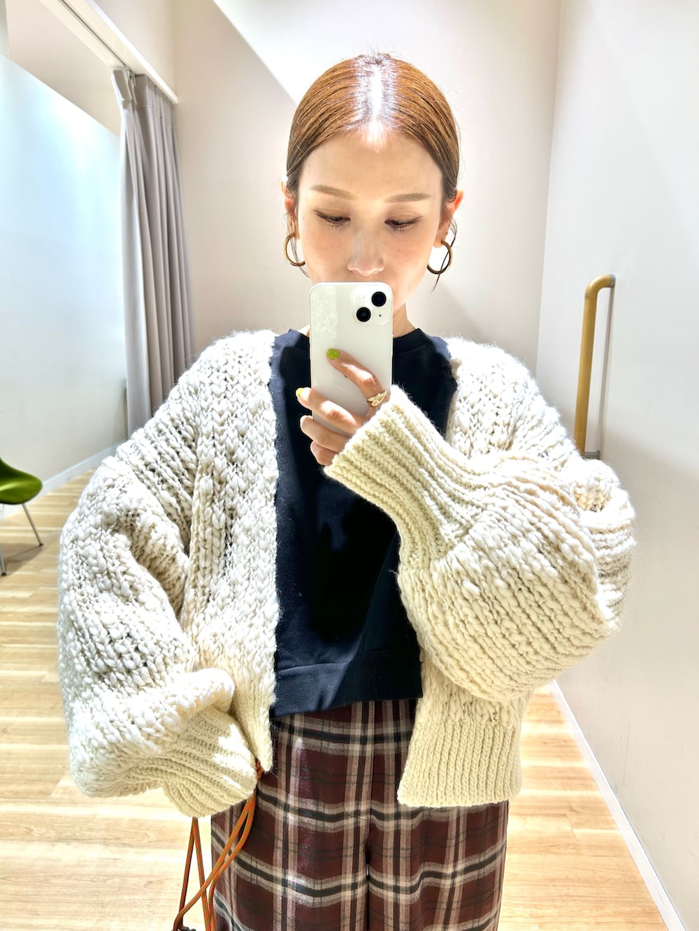 ホワイト系のカーディガン/ボレロ、ブラック系のスウェット、レッド系のその他パンツを着用したレディースの冬コーディネートの4枚目の写真