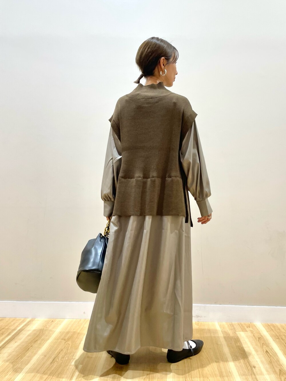 ブラウン系のワンピースを着用したレディースの秋コーディネートの4枚目の写真