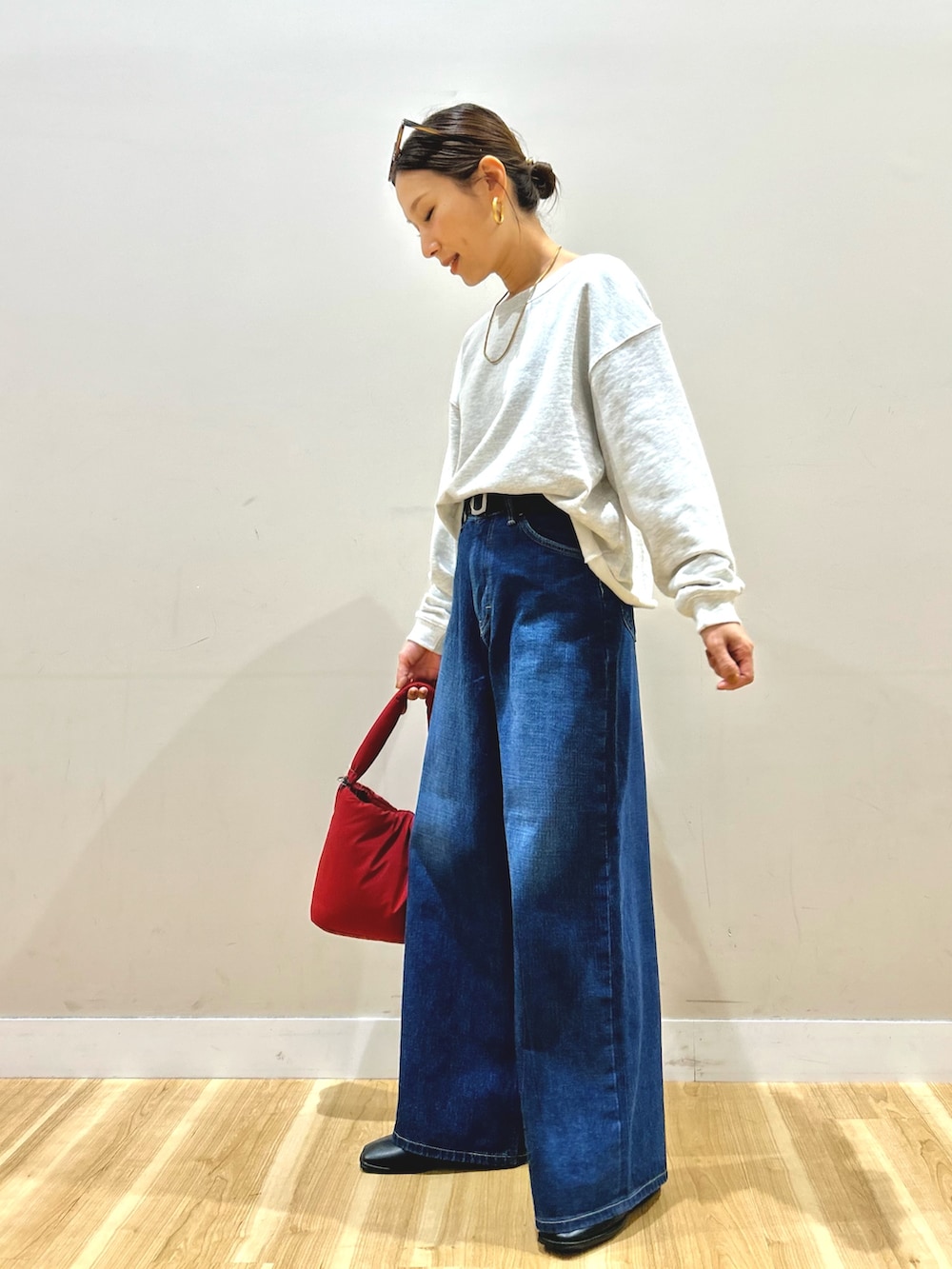 ホワイト系のカーディガン/ボレロ、グレー系のスウェット、ブルー系のデニムパンツを着用したレディースの春コーディネートの6枚目の写真