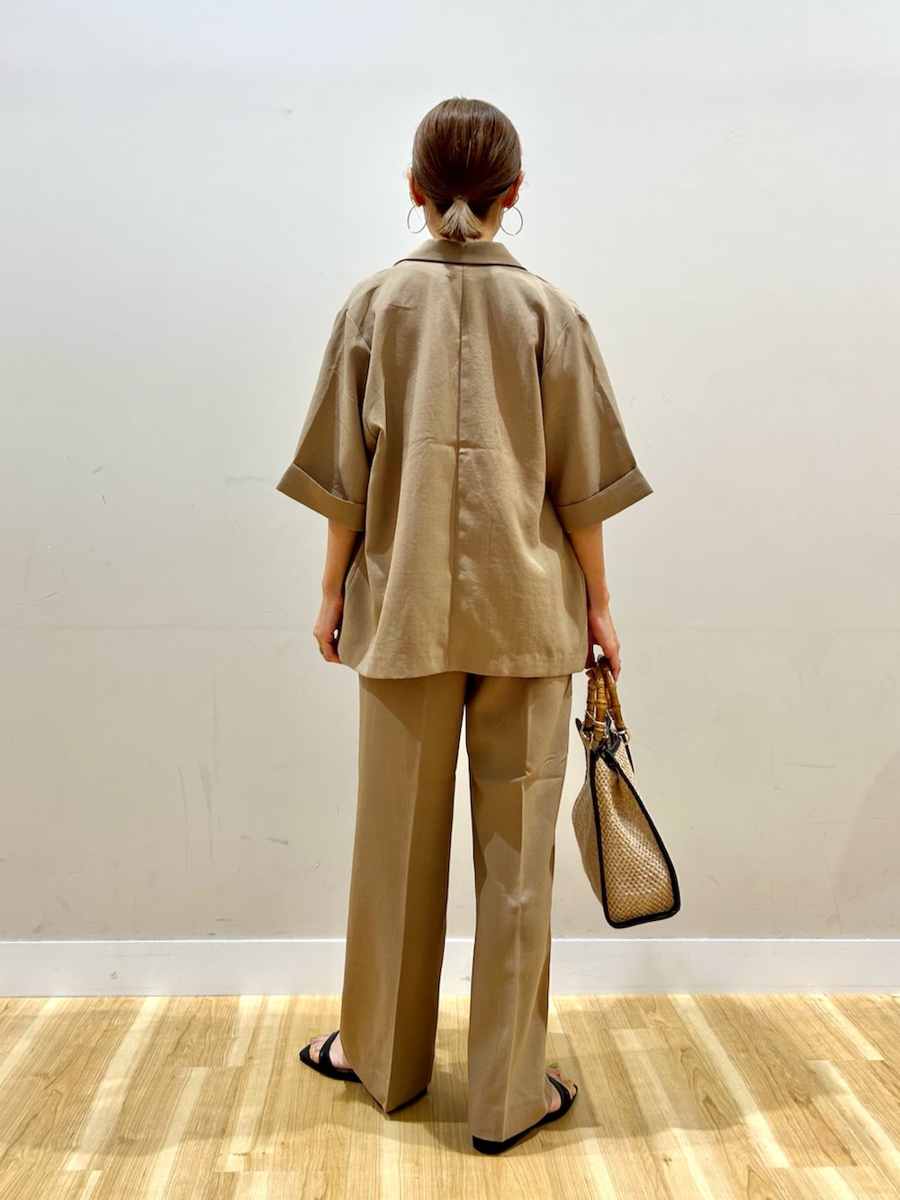 ベージュ系のテーラードジャケット、ベージュ系のその他パンツ、ホワイト系のTシャツ/カットソーを着用したレディースの夏コーディネートの4枚目の写真