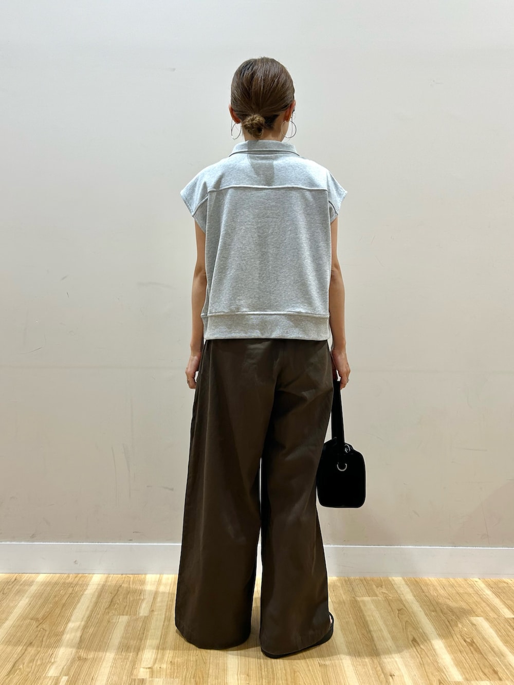 グレー系のスウェット、ブラウン系のその他パンツ、ブラック系のトートバッグを着用したレディースの夏コーディネートの3枚目の写真