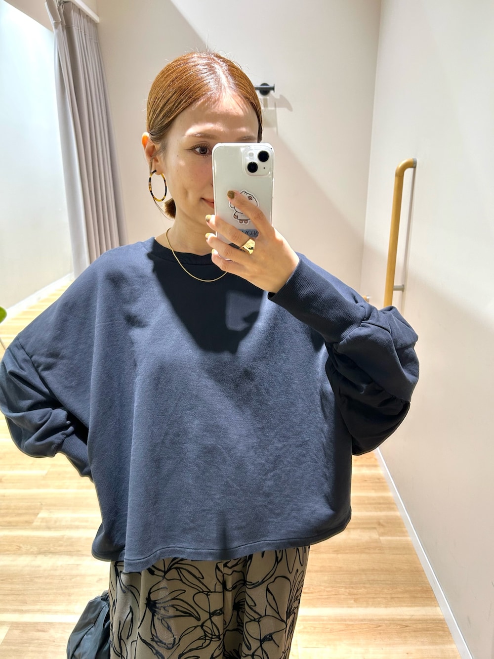 ブラック系のTシャツ/カットソー、ブラウン系のその他パンツ、ブラック系のショルダーバッグを着用したレディースの秋コーディネートの7枚目の写真