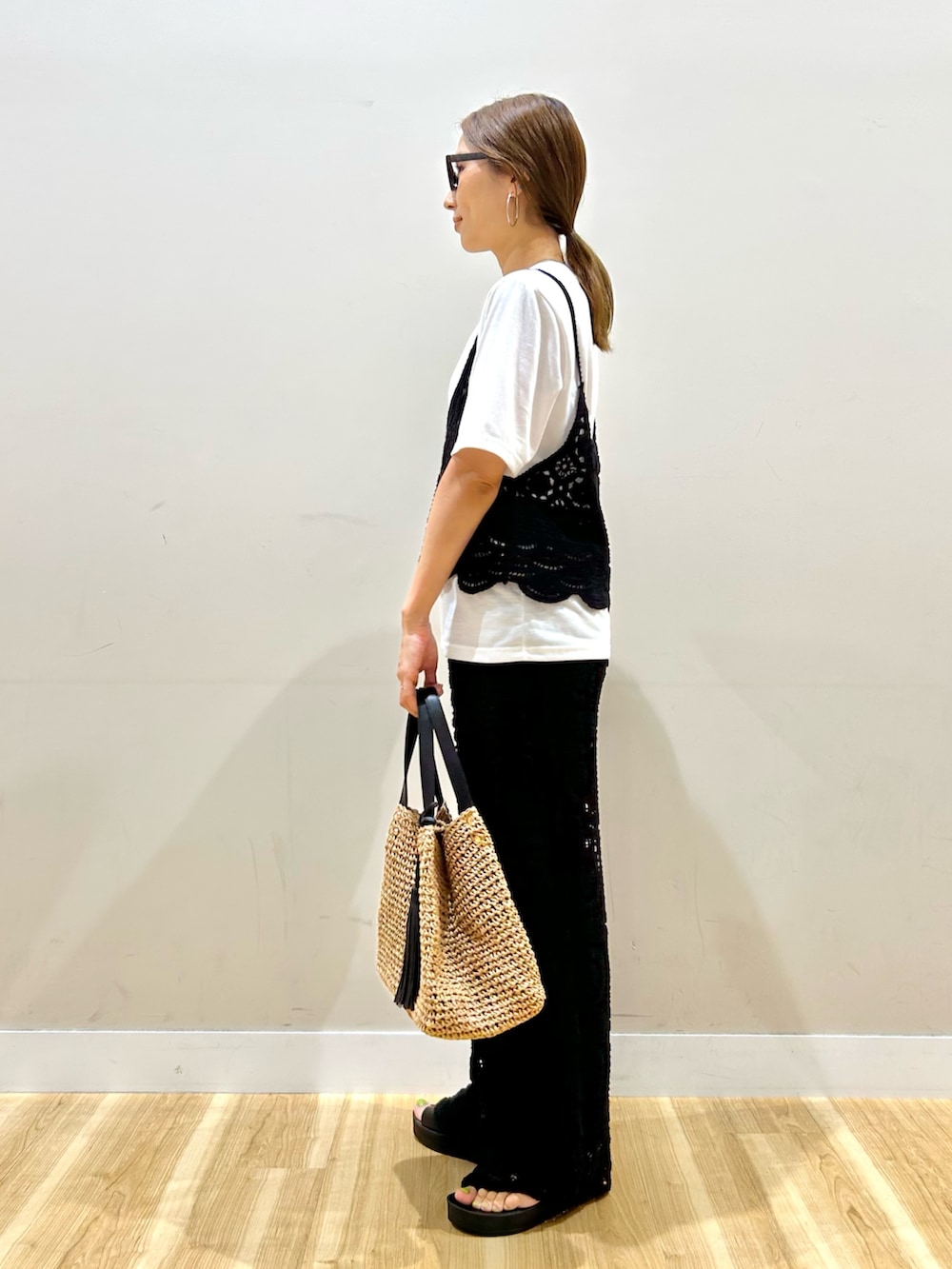 ブラック系のTシャツ/カットソー、ブラック系のその他パンツ、ブラック系のサンダルを着用したレディースの夏コーディネートの2枚目の写真