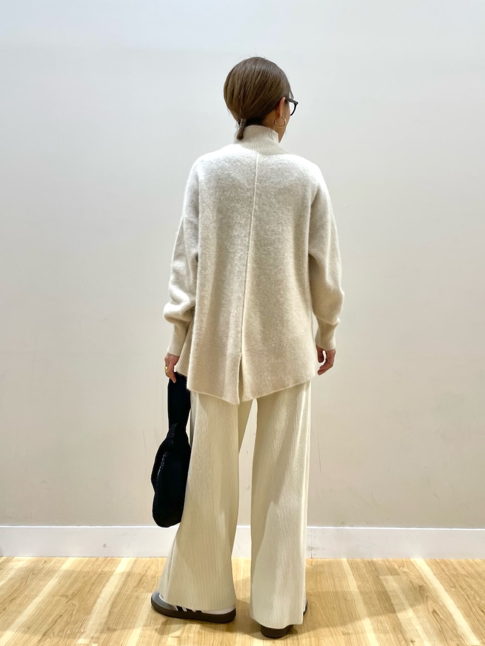 グリーン系のその他アウター、ホワイト系のその他パンツ、ホワイト系のニット/セーターを着用したレディースの冬コーディネートの8枚目の写真