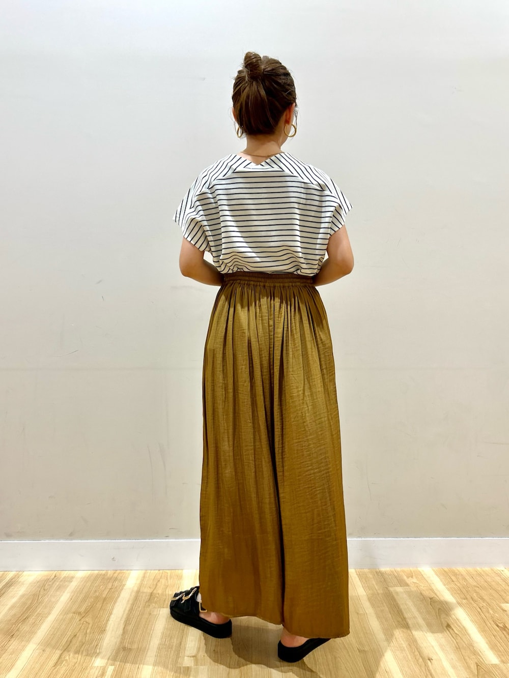 ブラック系のカーディガン/ボレロ、ホワイト系のTシャツ/カットソー、イエロー系のその他パンツを着用したレディースの春コーディネートの6枚目の写真