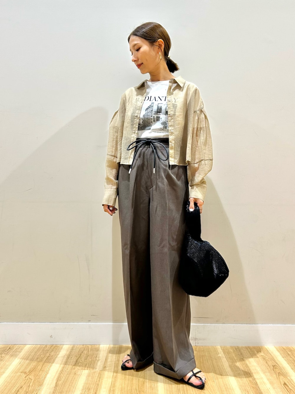 ベージュ系のシャツ/ブラウス、ホワイト系のTシャツ/カットソー、ブラウン系のその他パンツを着用したレディースの秋コーディネートの4枚目の写真