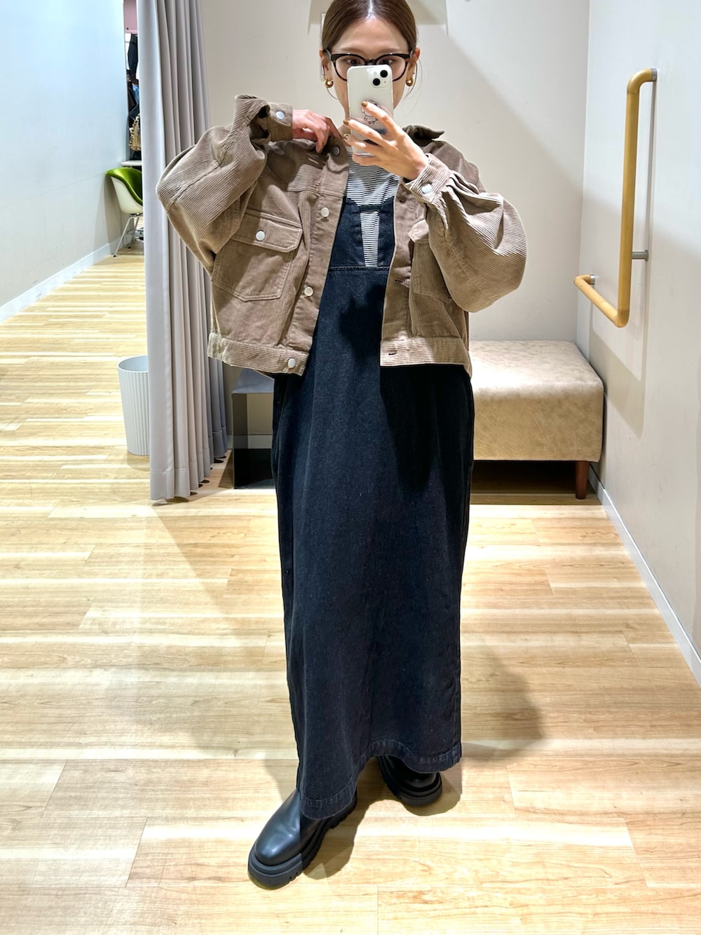 ベージュ系のその他アウター、ホワイト系のTシャツ/カットソー、ブラック系のワンピースを着用したレディースの秋コーディネートの7枚目の写真