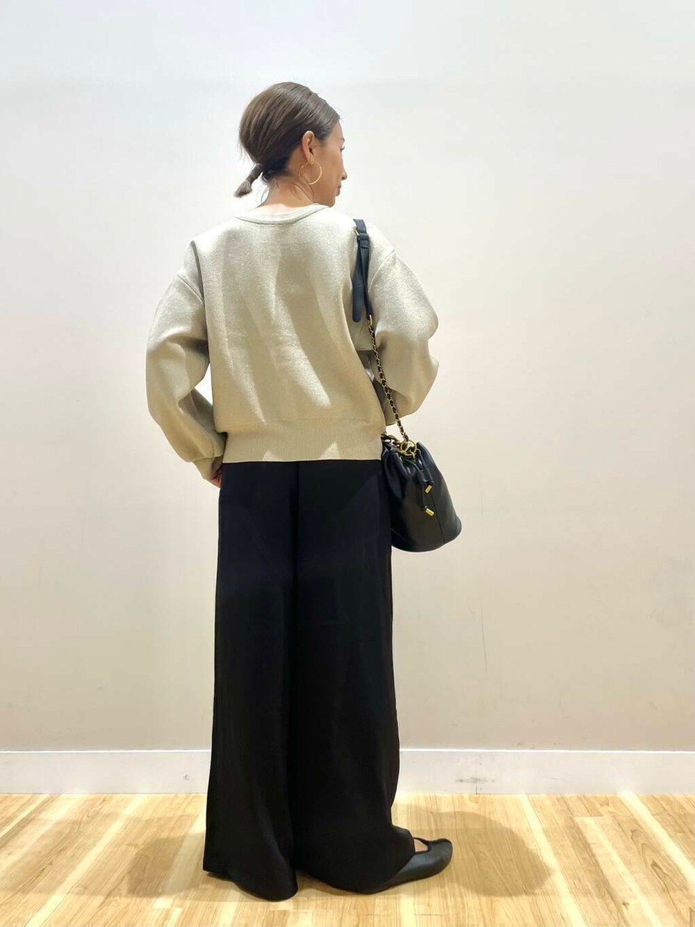 ブラック系のショルダーバッグ、グレー系のカーディガン/ボレロ、ブラック系のその他パンツを着用したレディースの秋コーディネートの4枚目の写真