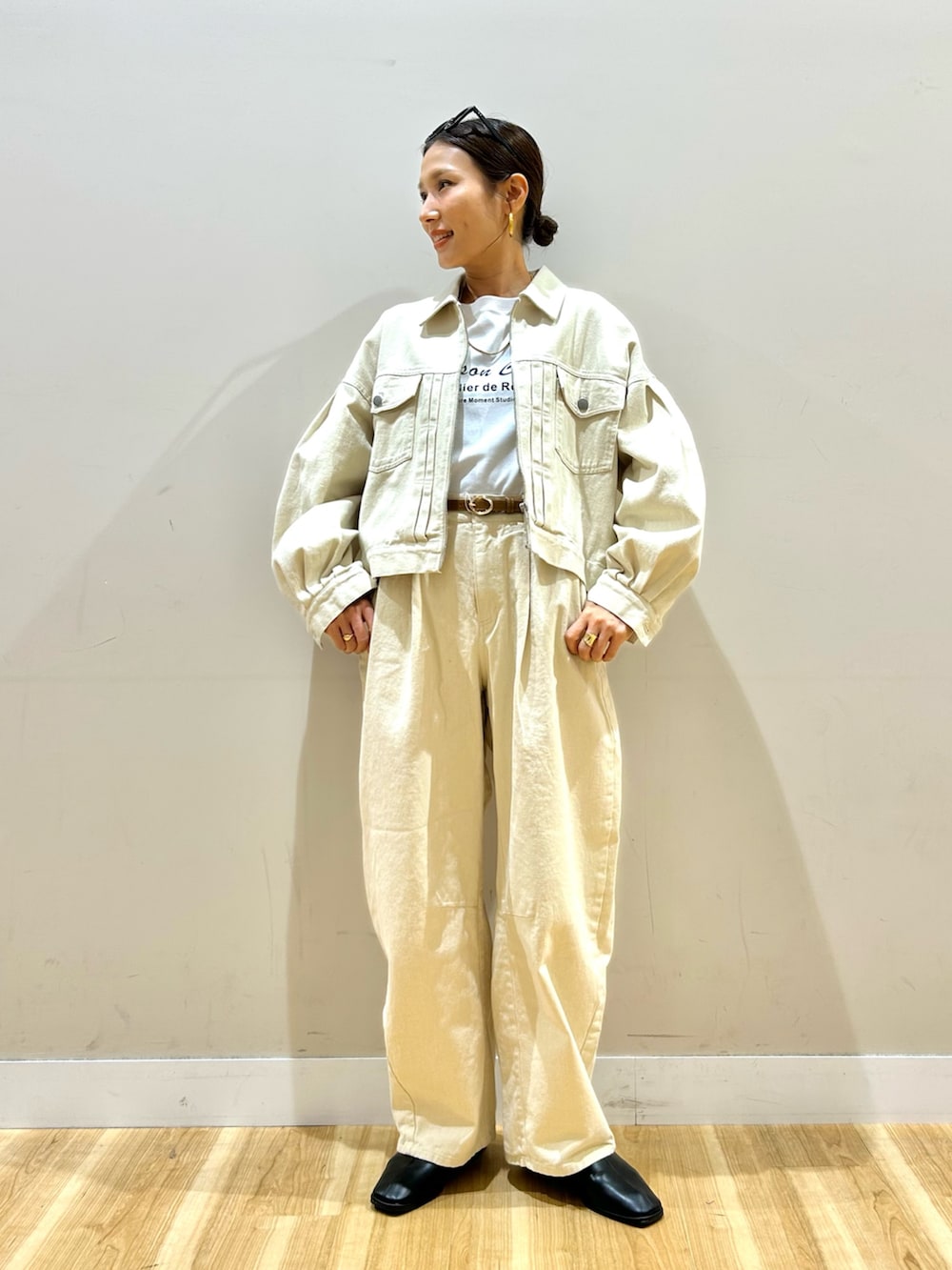 ホワイト系のブルゾン、ブルー系のシャツ/ブラウス、ホワイト系のTシャツ/カットソーを着用したレディースの冬コーディネートの4枚目の写真