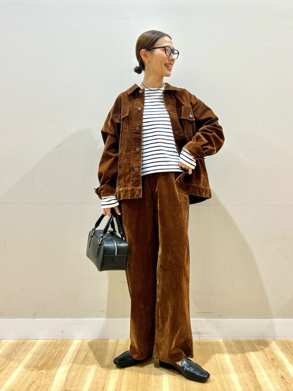 ブラウン系のカバーオール、その他のTシャツ/カットソー、ブラウン系のその他パンツを着用したレディースの秋コーディネートの4枚目の写真
