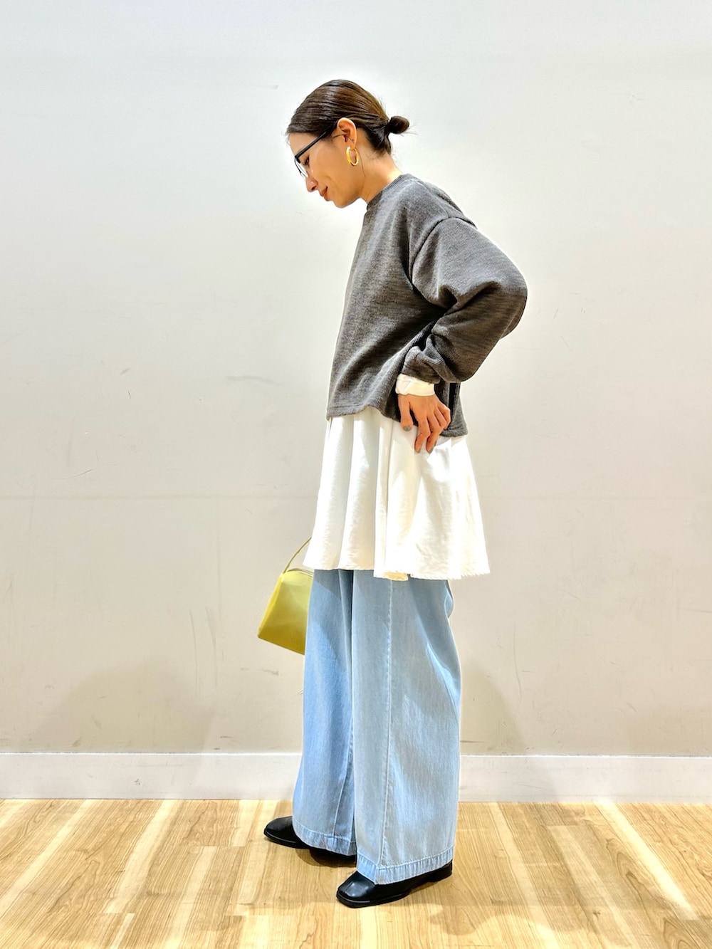 ブラウン系のシャツ/ブラウス、ブルー系のその他パンツ、イエロー系のトートバッグを着用したレディースの春コーディネートの2枚目の写真