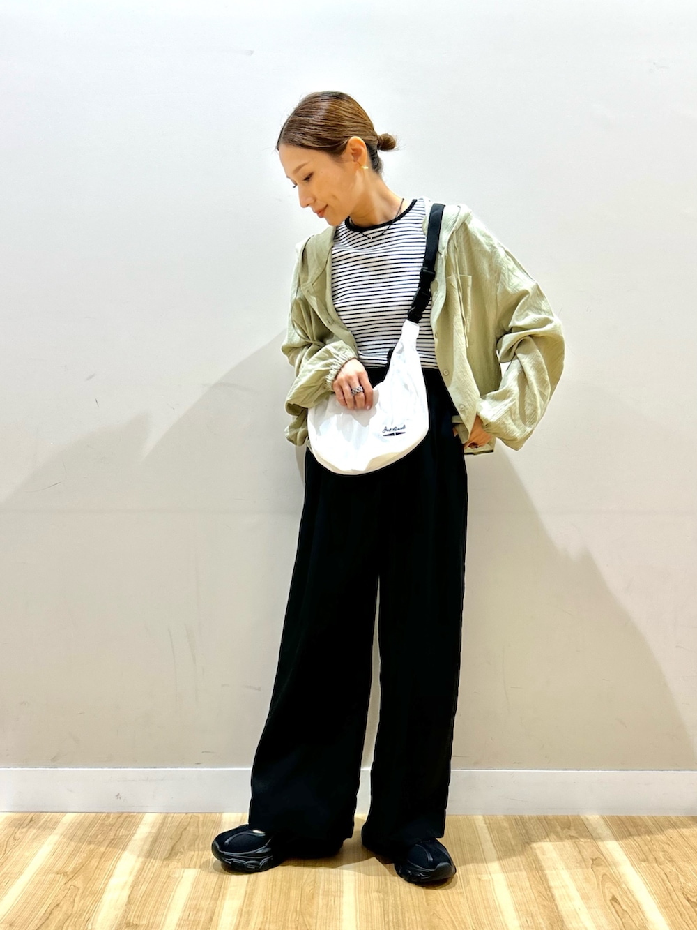 グリーン系のシャツ/ブラウス、ホワイト系のTシャツ/カットソー、ホワイト系のショルダーバッグを着用したレディースの夏コーディネートの4枚目の写真