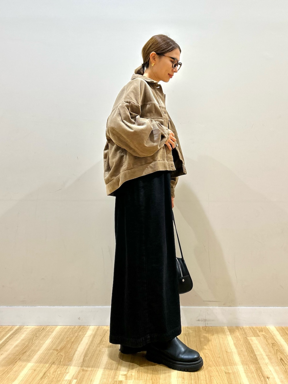 ベージュ系のその他アウター、ホワイト系のTシャツ/カットソー、ブラック系のワンピースを着用したレディースの秋コーディネートの2枚目の写真
