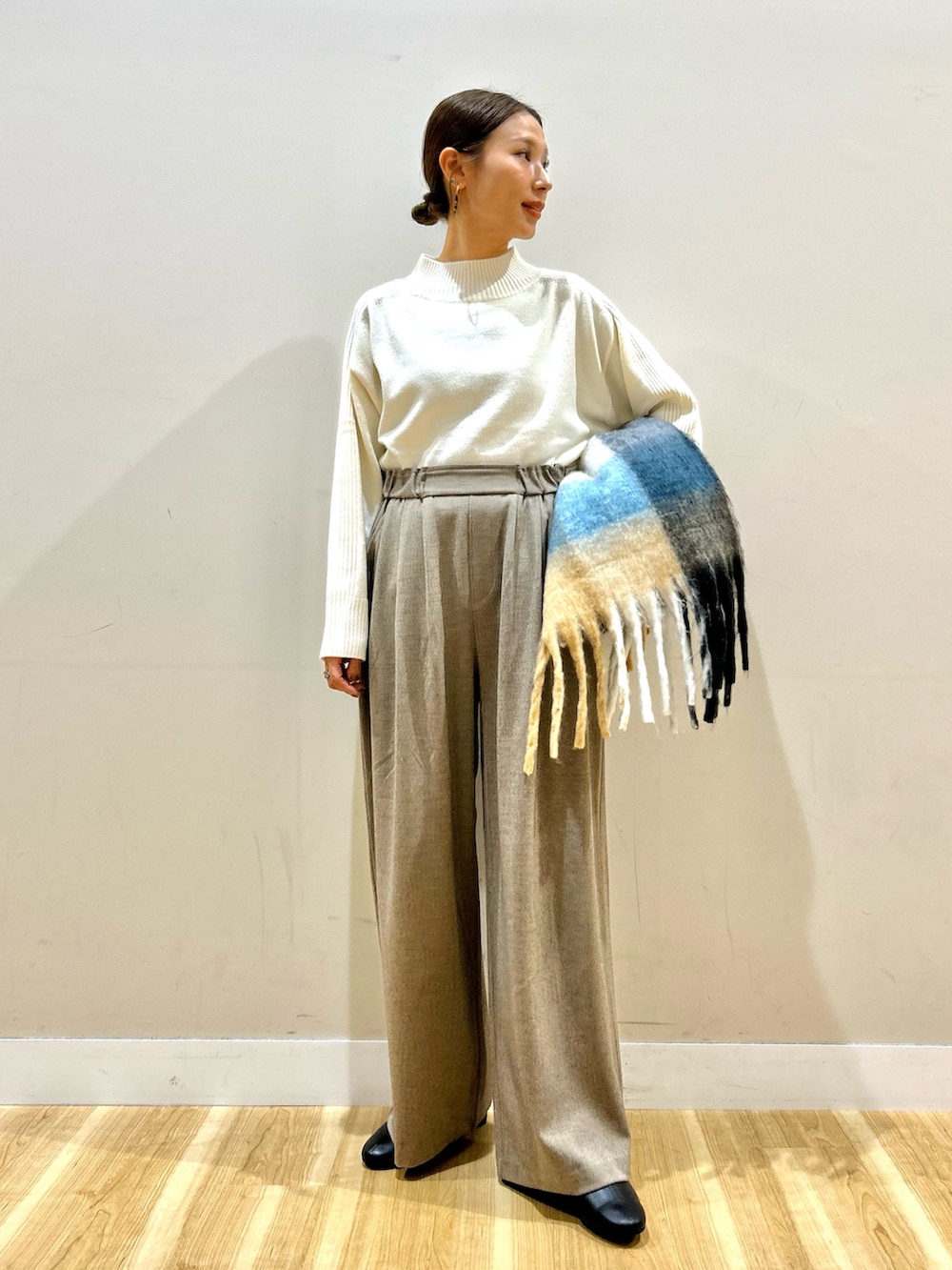 ベージュ系のその他パンツ、ブラック系のその他アウター、ホワイト系のニット/セーターを着用したレディースの冬コーディネートの5枚目の写真