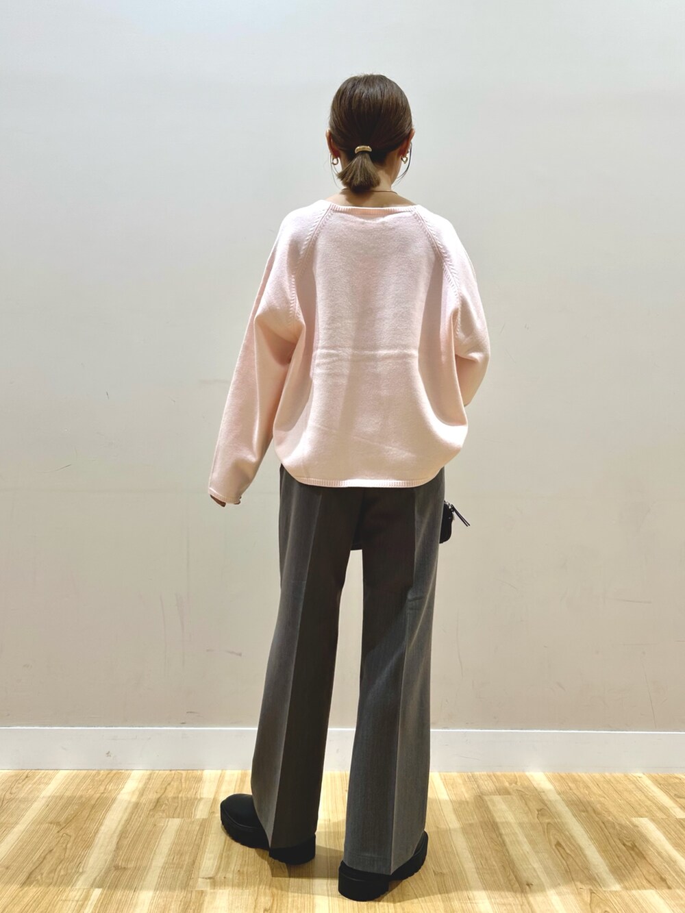 グレー系のデニムジャケット、グレー系のその他パンツ、ブラック系のボストンバッグを着用したレディースの秋コーディネートの6枚目の写真
