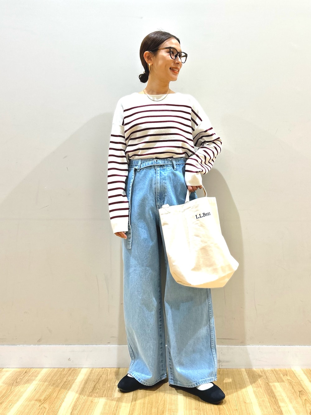 ブラウン系のその他アウター、その他のニット/セーター、ブルー系のデニムパンツを着用したレディースの冬コーディネートの5枚目の写真