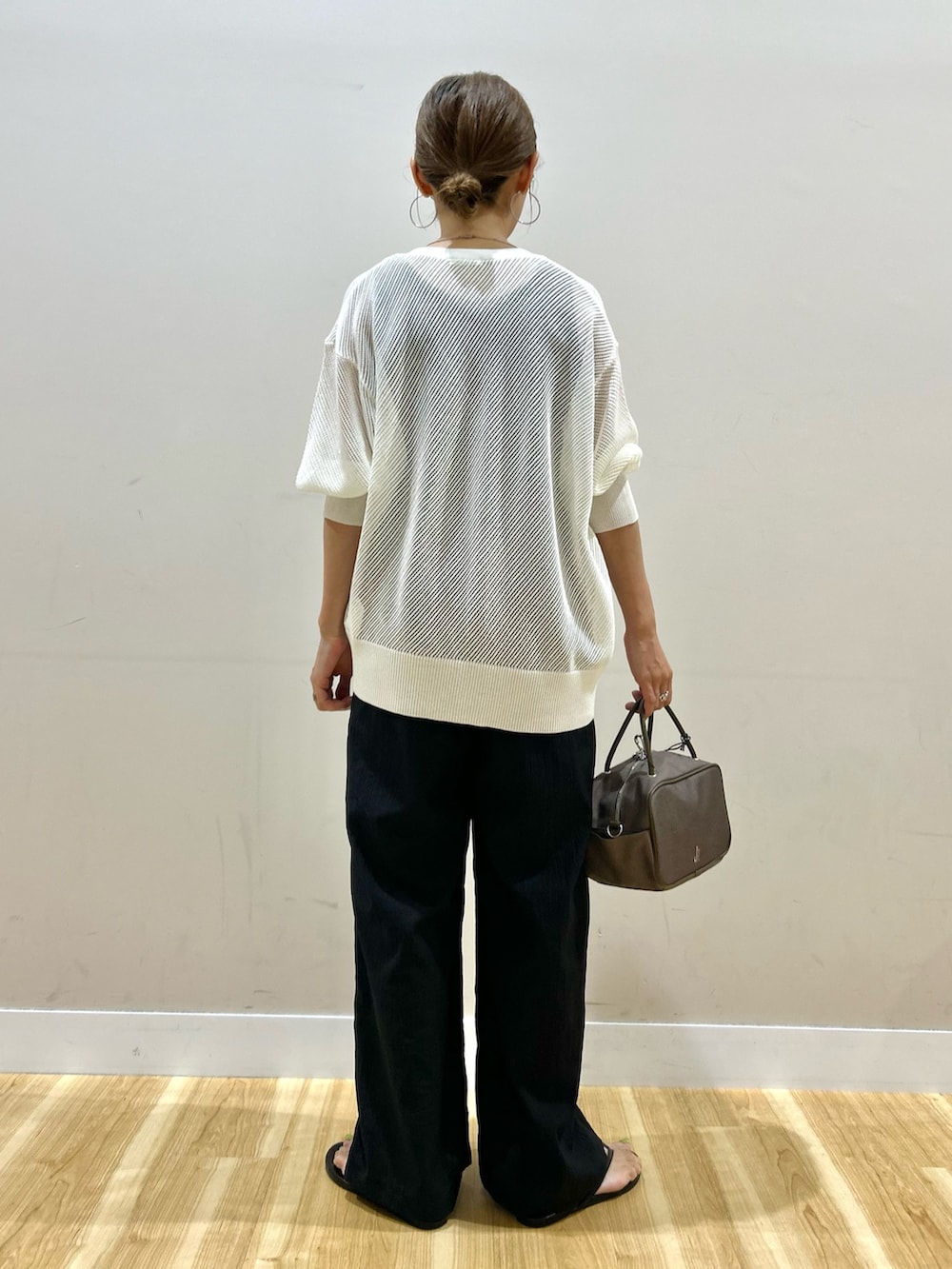 ホワイト系のニット/セーター、ブラック系のタンクトップ、ブラック系のその他パンツを着用したレディースの夏コーディネートの4枚目の写真