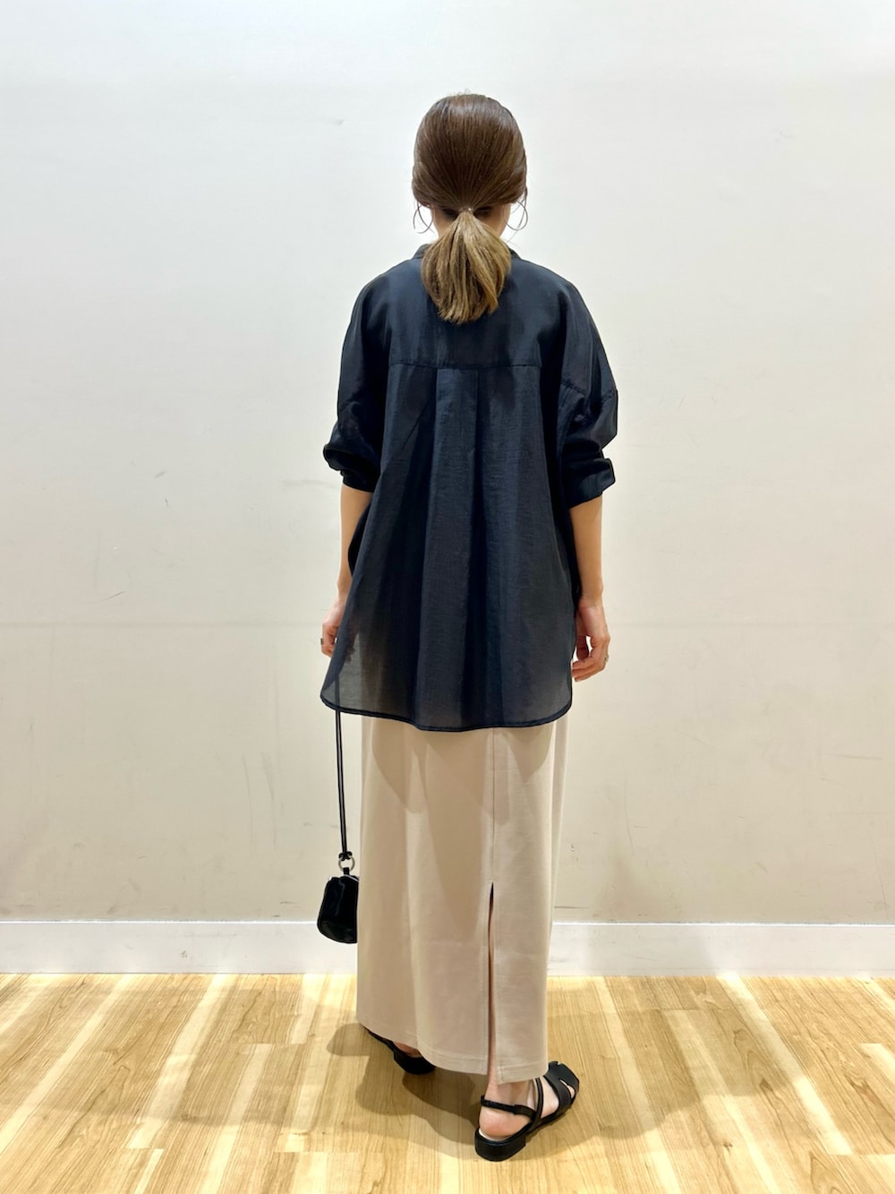 ブラック系のシャツ/ブラウス、ベージュ系のタンクトップ、ベージュ系のスカートを着用したレディースの夏コーディネートの3枚目の写真
