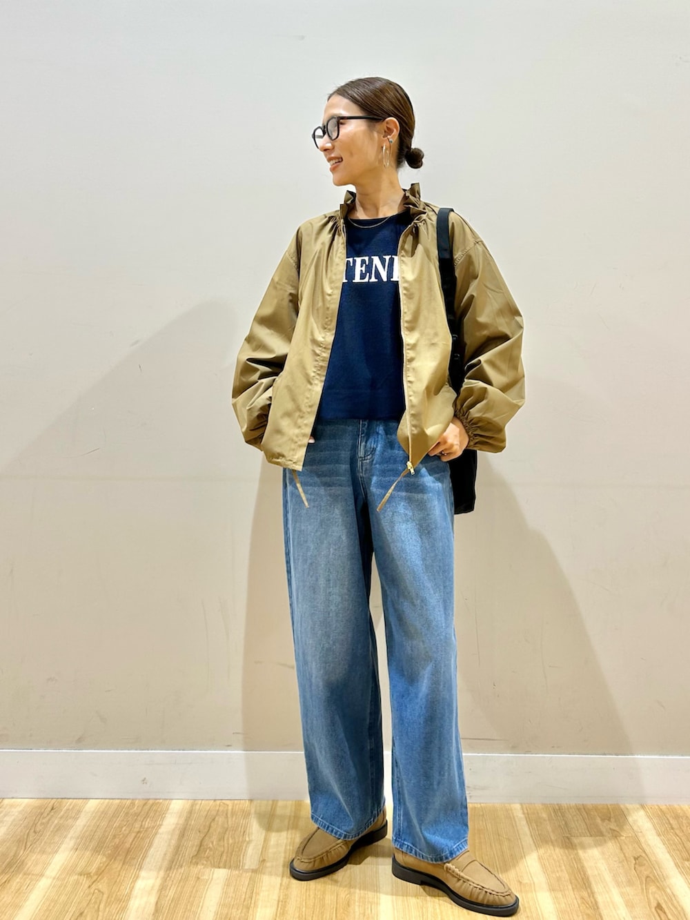 ブラウン系のブルゾン、ブルー系のニット/セーター、ブルー系のその他パンツを着用したレディースの秋コーディネートの6枚目の写真