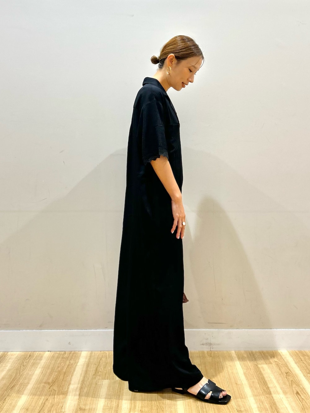 ブラック系のその他パンツ、ブラウン系のショルダーバッグ、ブラック系のサンダルを着用したレディースの夏コーディネートの6枚目の写真