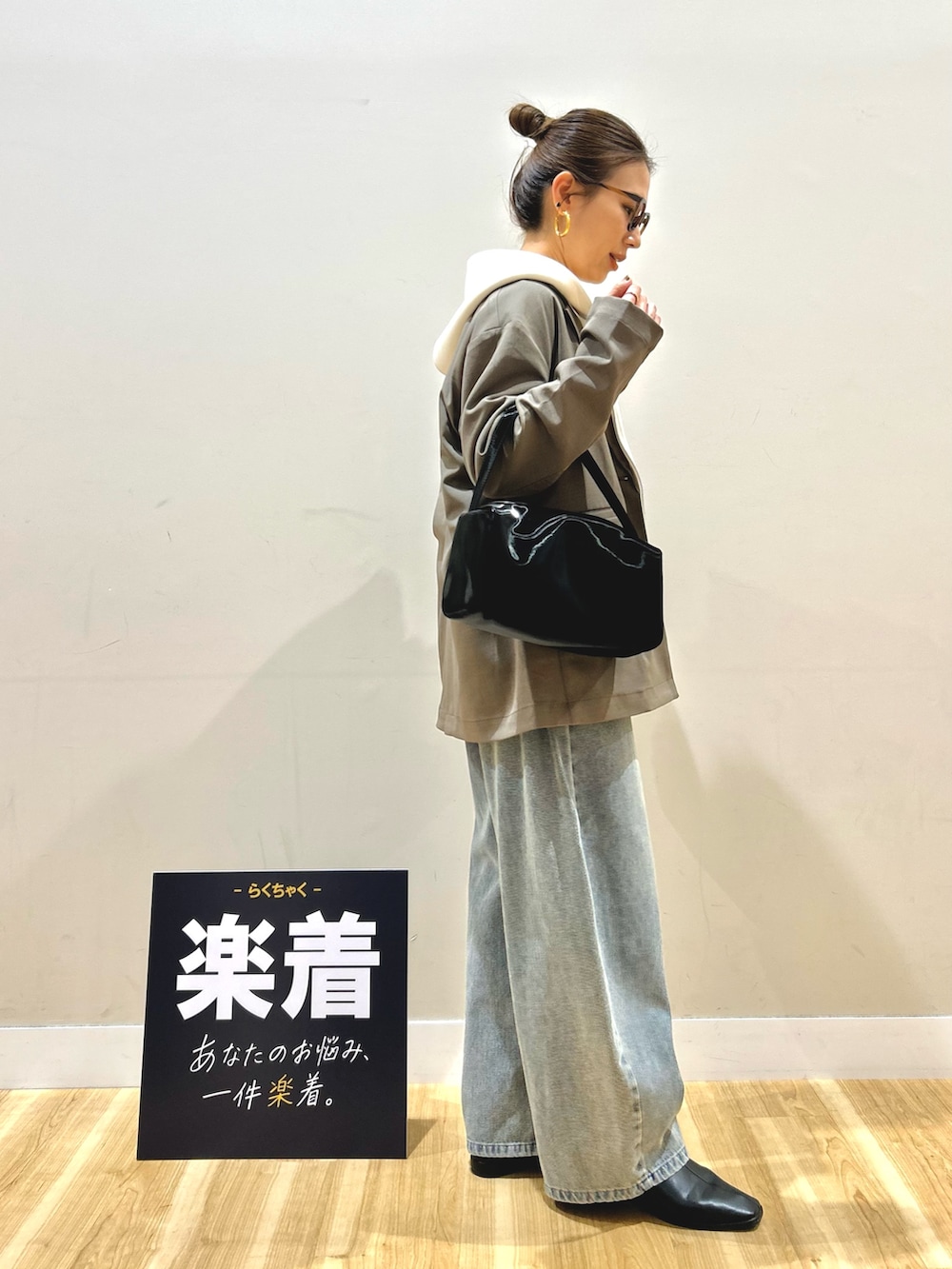 ホワイト系のパーカー、ブルー系のデニムパンツ、ホワイト系のTシャツ/カットソーを着用したレディースの春コーディネートの2枚目の写真