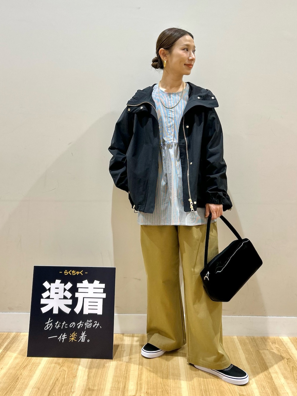 ブラック系のマウンテンパーカー、その他のシャツ/ブラウス、イエロー系のその他パンツを着用したレディースの春コーディネートの4枚目の写真