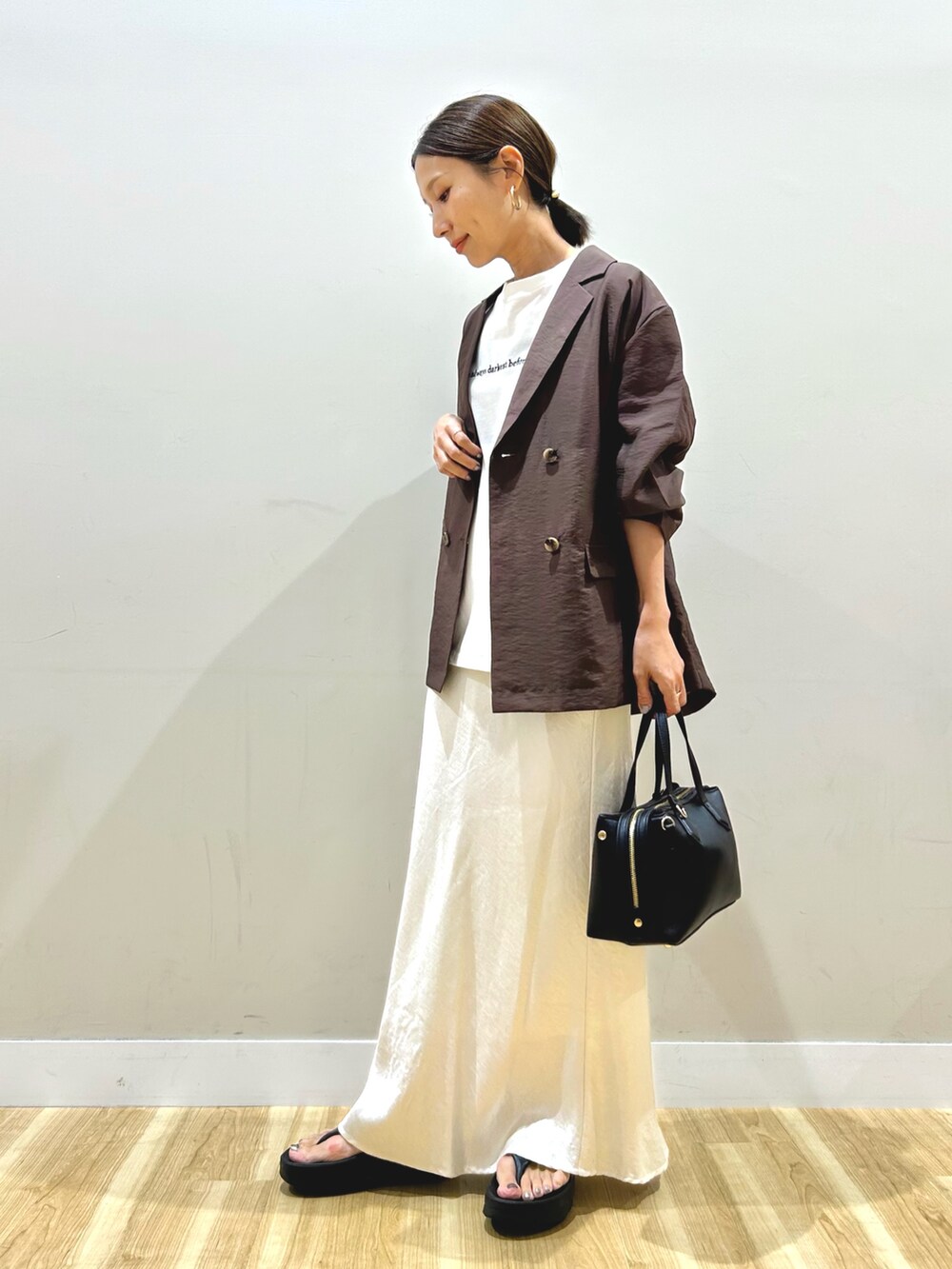 ブラウン系のその他アウター、ホワイト系のTシャツ/カットソー、ブラック系のトートバッグを着用したレディースの夏コーディネートの2枚目の写真