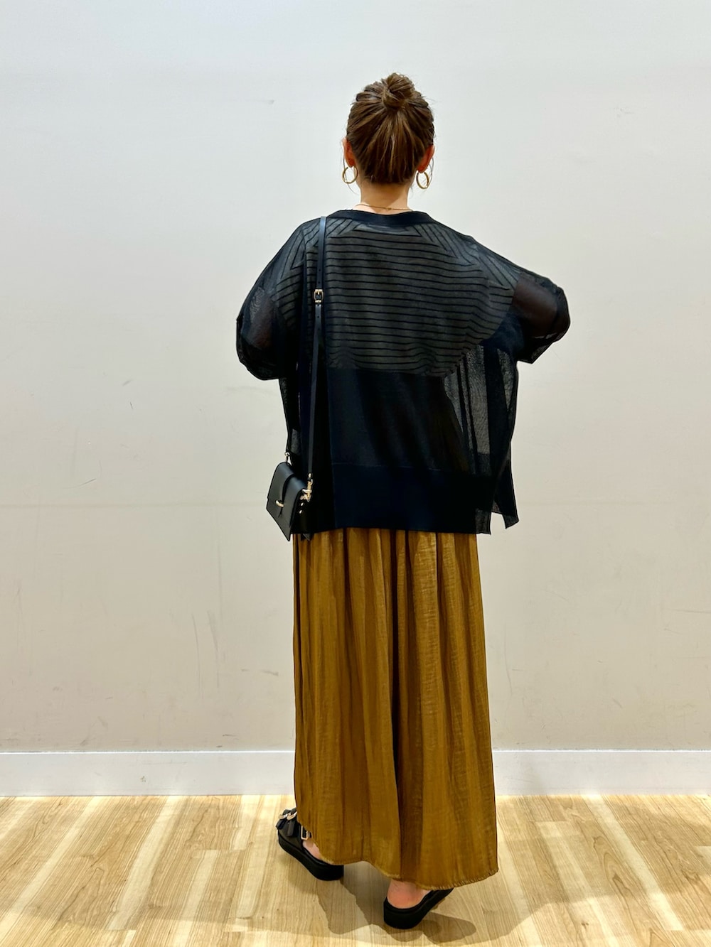 ブラック系のカーディガン/ボレロ、ホワイト系のTシャツ/カットソー、イエロー系のその他パンツを着用したレディースの春コーディネートの3枚目の写真