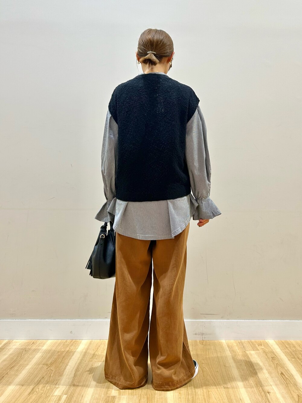 ブラック系のベスト、その他のシャツ/ブラウス、ブラウン系のその他パンツを着用したレディースの秋コーディネートの3枚目の写真