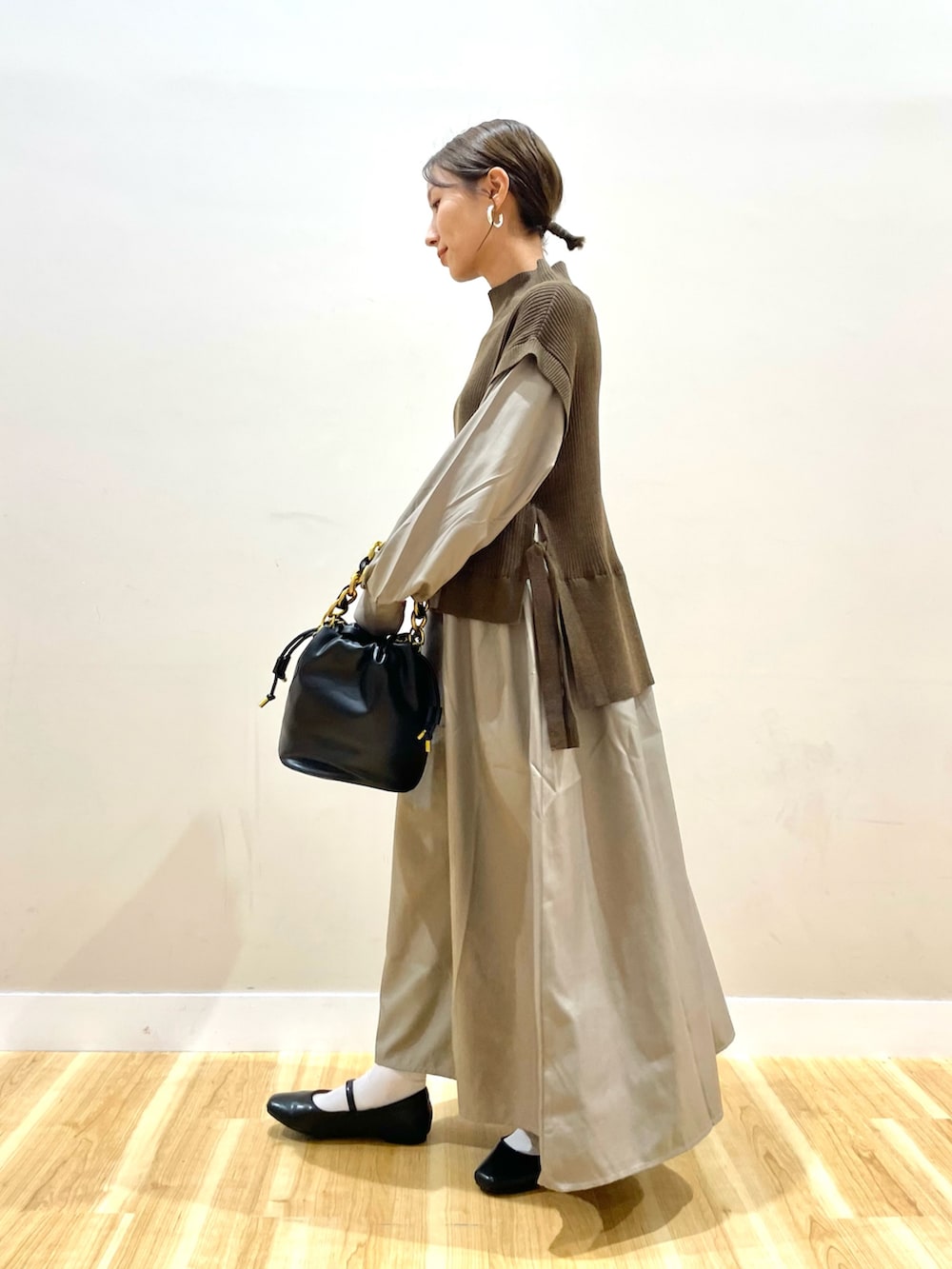 ブラウン系のワンピースを着用したレディースの秋コーディネートの3枚目の写真