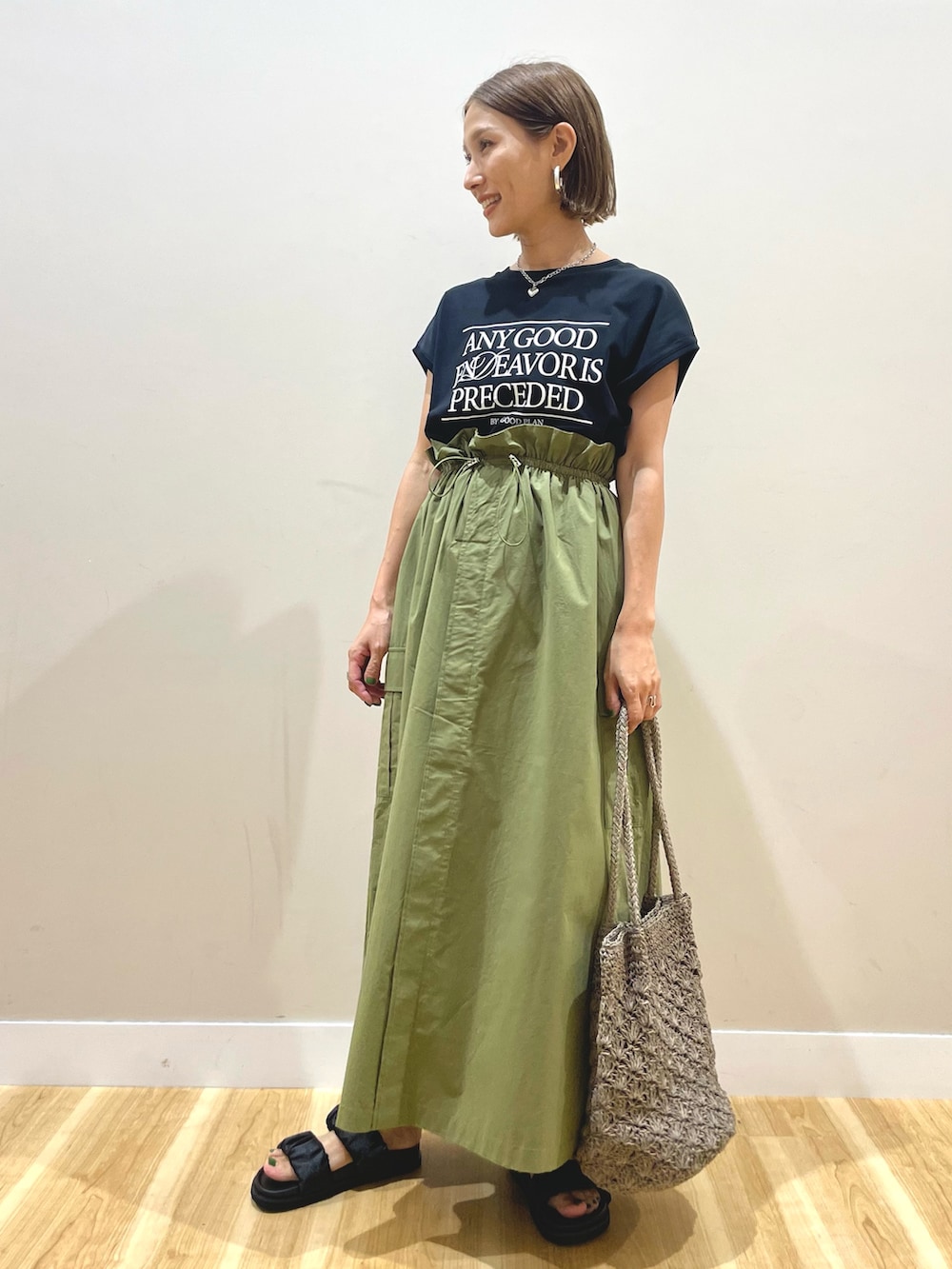 ブラック系のTシャツ/カットソー、グリーン系のスカートを着用したレディースの夏コーディネートの5枚目の写真