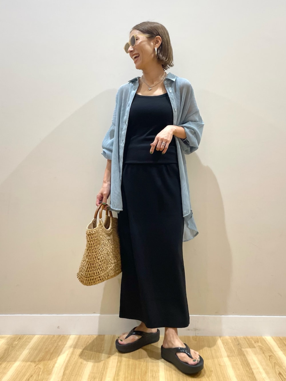ブルー系のシャツ/ブラウス、ブラック系のキャミソール、ブラック系のスカートを着用したレディースの夏コーディネートの6枚目の写真