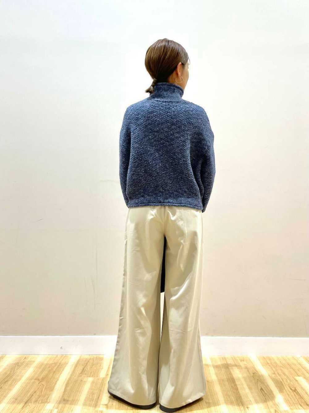 ブラック系のハンドバッグ、グレー系のその他アウター、グレー系のその他シューズを着用したレディースの冬コーディネートの7枚目の写真