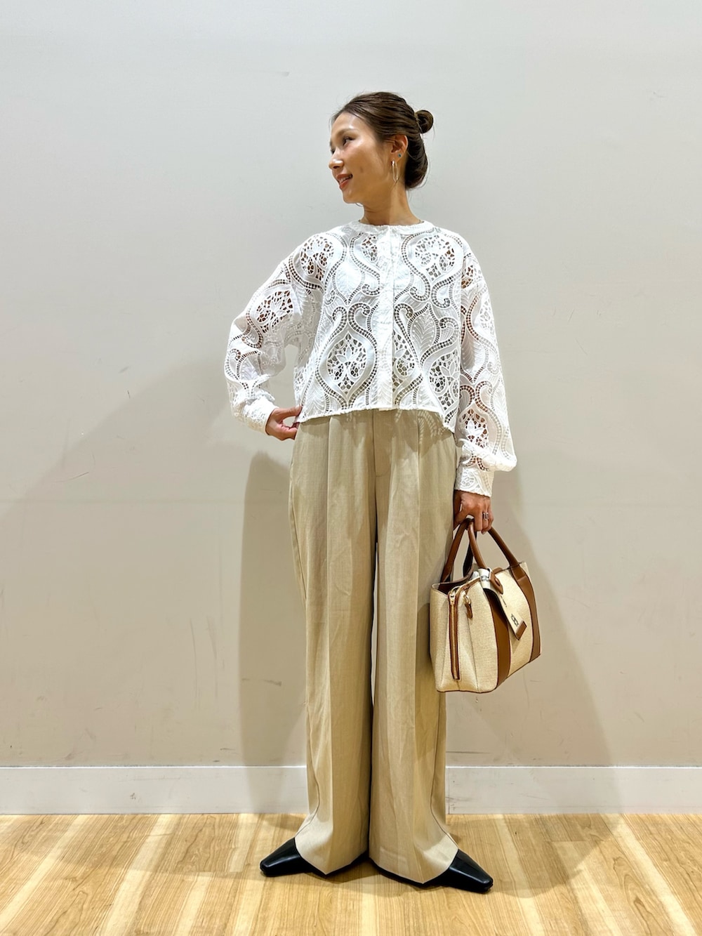 ホワイト系のシャツ/ブラウス、ベージュ系のタンクトップ、ベージュ系のその他パンツを着用したレディースの春コーディネートの4枚目の写真