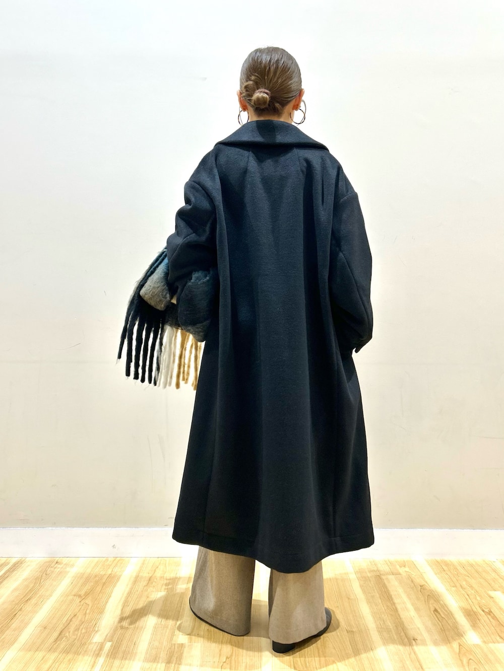 ベージュ系のその他パンツ、ブラック系のその他アウター、ホワイト系のニット/セーターを着用したレディースの冬コーディネートの3枚目の写真