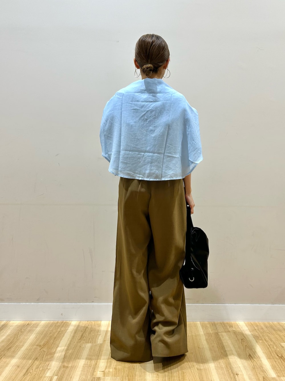 ブルー系のシャツ/ブラウス、ホワイト系のニット/セーター、ブラウン系のその他パンツを着用したレディースの夏コーディネートの3枚目の写真